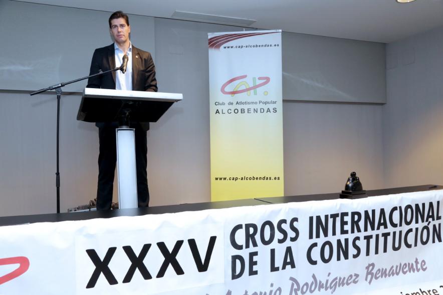 Premio CAP - Imagen de persona dirigiéndose al público asistente.