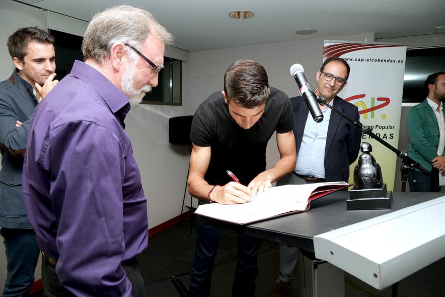 Premios CAP 2017 - Firma en el libro de honor de un premiado.
