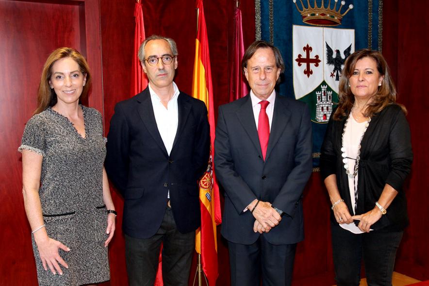 Firmantes posan tras la firma
