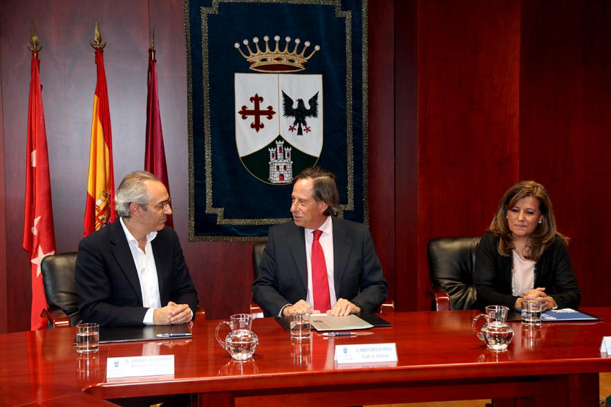 Representantes de cada una de las partes en la firma del acuerdo