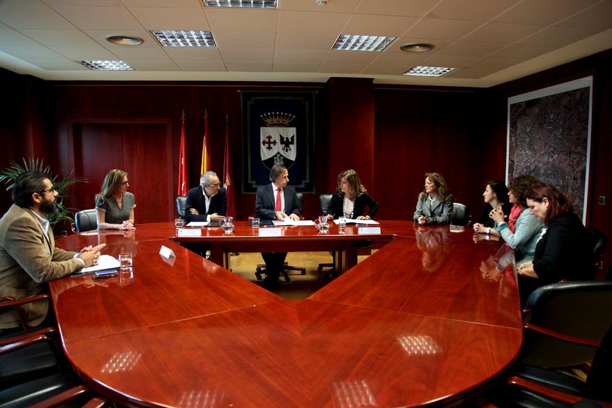 Representantes de cada una de las partes en la firma del acuerdo