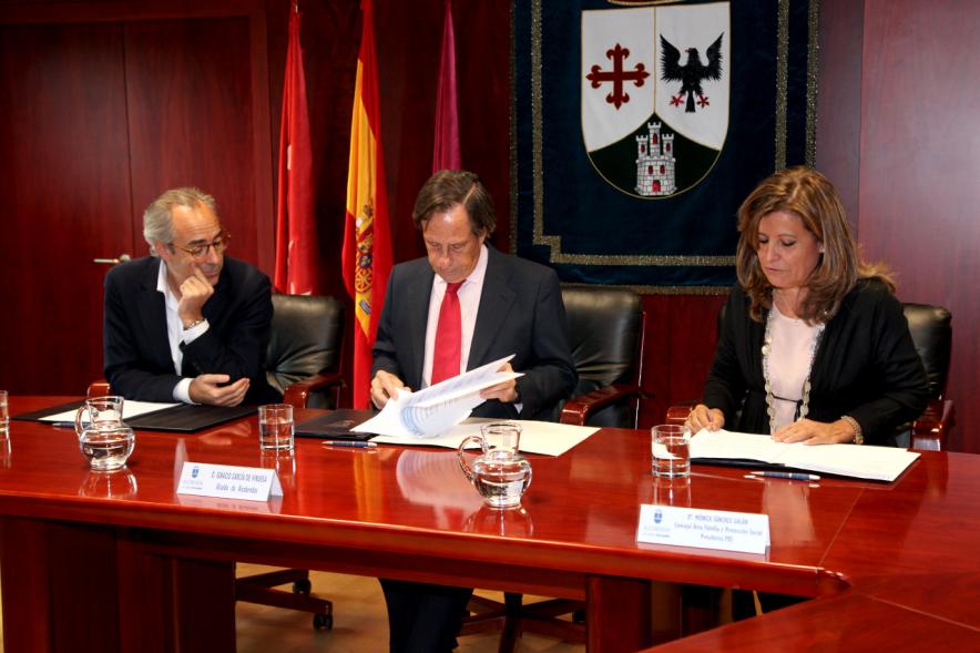 Representantes de cada una de las partes en la firma del acuerdo