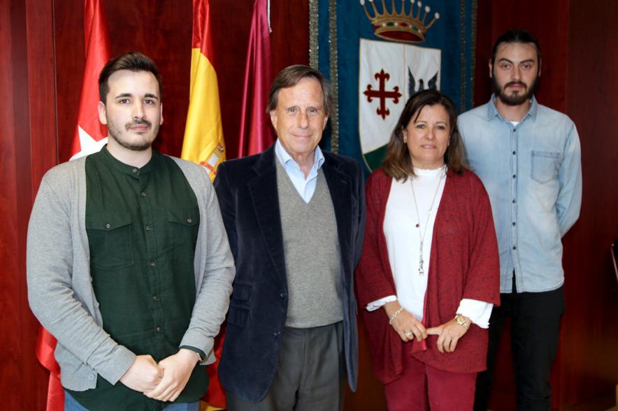 Firmantes posan tras la firma