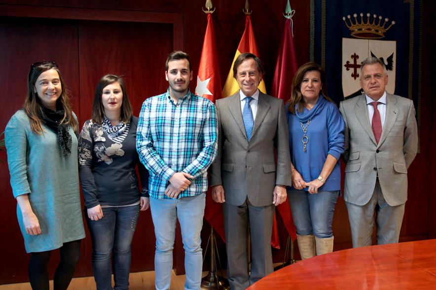 Firmantes posan tras la firma