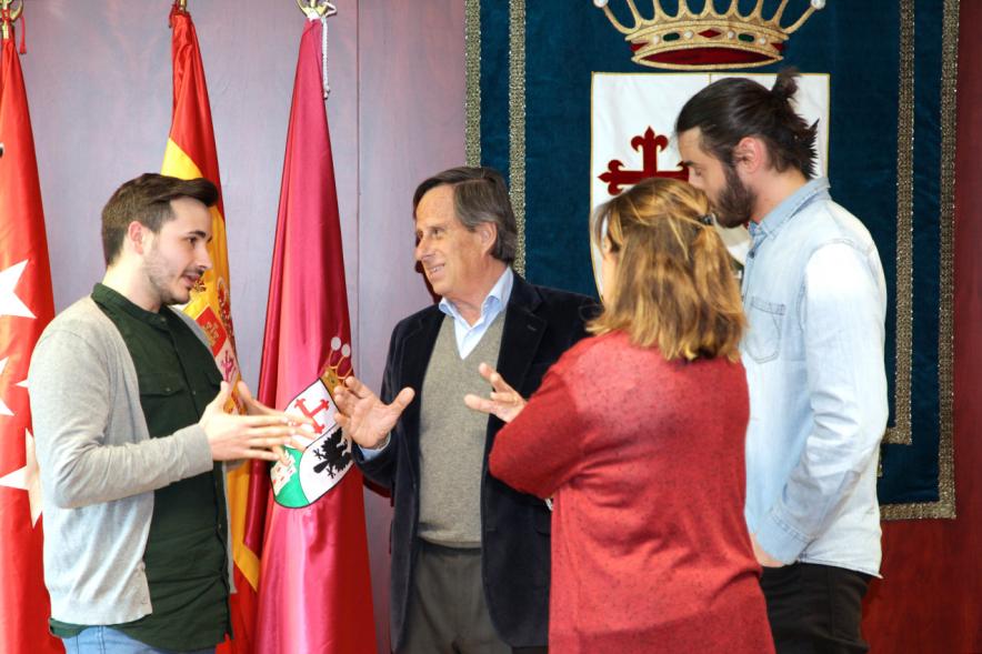 Firmantes charlan durante el encuentro