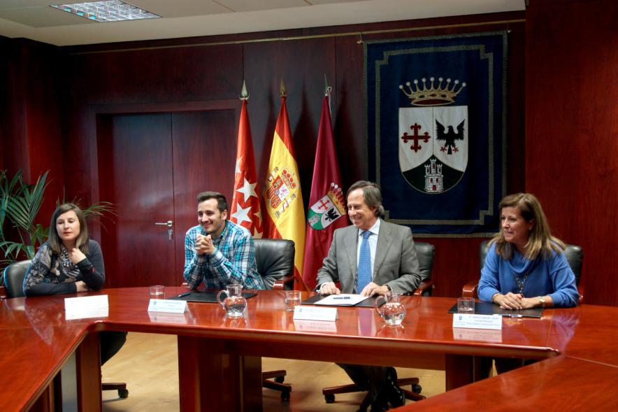 Firmantes charlan durante el encuentro