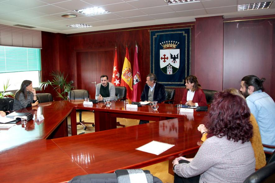 Firmantes charlan durante el encuentro