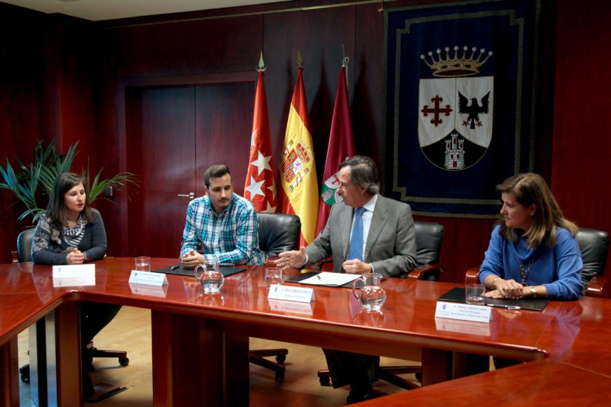 Firmantes charlan durante el encuentro
