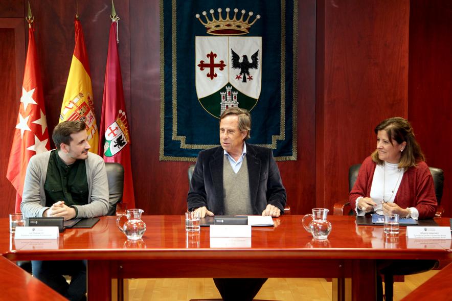 Firmantes charlan durante el encuentro