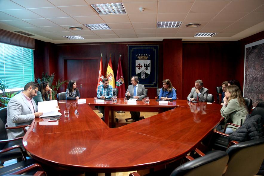 Representantes de cada una de las partes en la firma del acuerdo