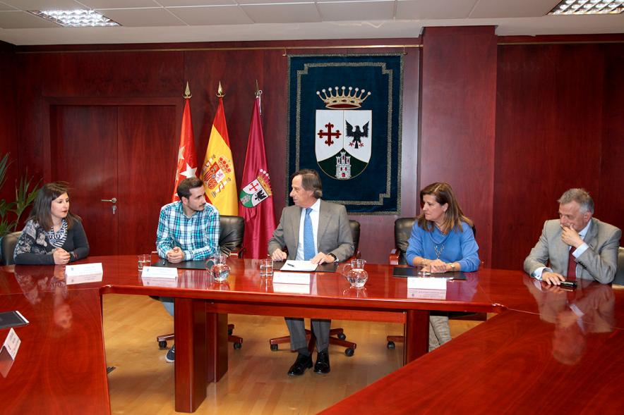 Firmantes charlan durante el encuentro