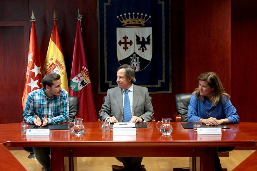Alcalde García de Vinuesa con otros miembros de la mesa