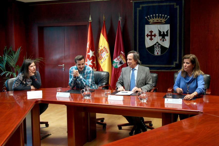 Firmantes charlan durante el encuentro