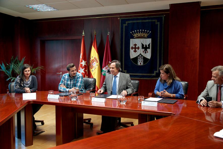 Firmantes charlan durante el encuentro