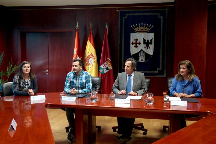 Representantes de cada una de las partes en la firma del acuerdo