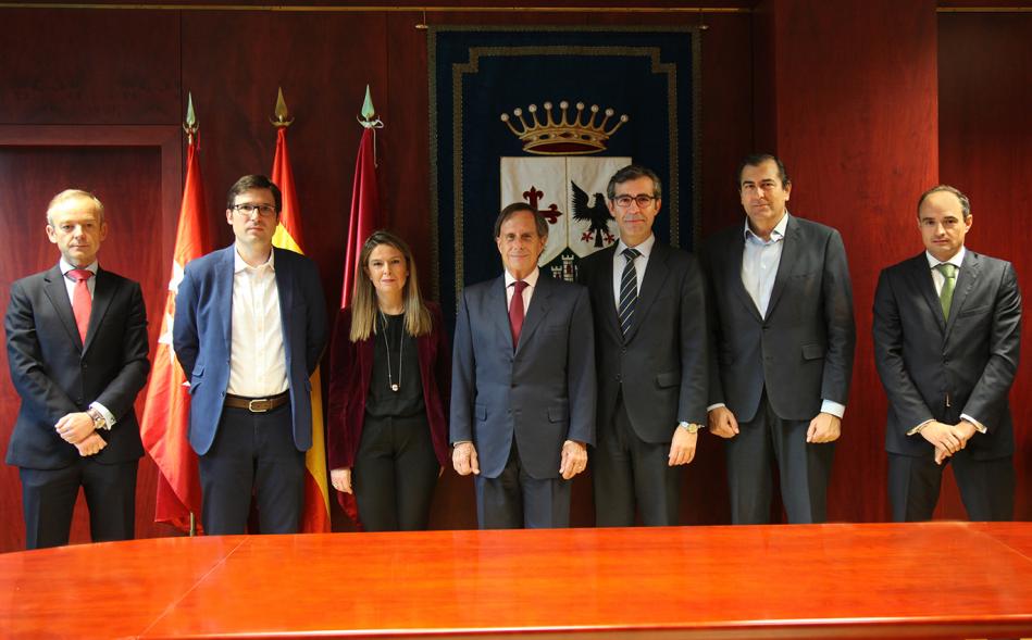 Presentación Adjudicación Contrato de Prestamo con Bankia - Imagen posado foto de miembros equipo de gobierno de ayuntamiento de Alcobendas con su alcalde García de Vinuesa  los responsables de Bankia.