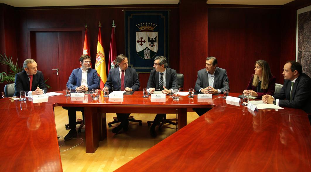 Presentación Adjudicación Contrato de Prestamo con Bankia -Imagen de todos los responsables reunidos en  la mesa redonda del ayuntamiento, entre los que se encuentra el alcalde García de Vinuesa.