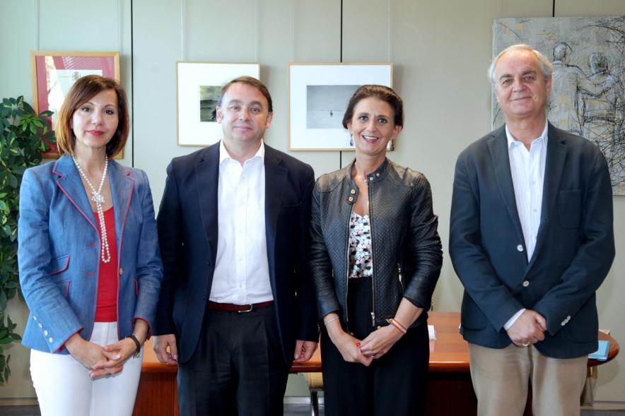 Firmantes posan tras la firma