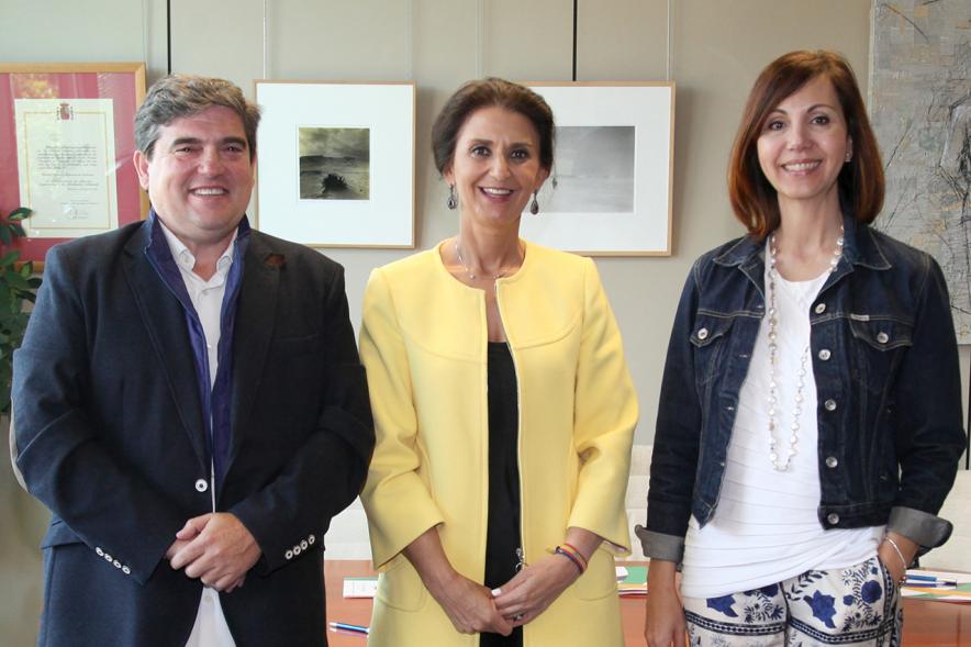 Firmantes posan tras la firma