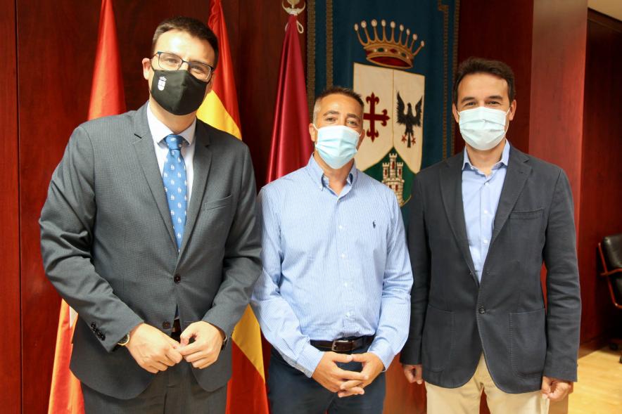 Firmantes posan tras la firma