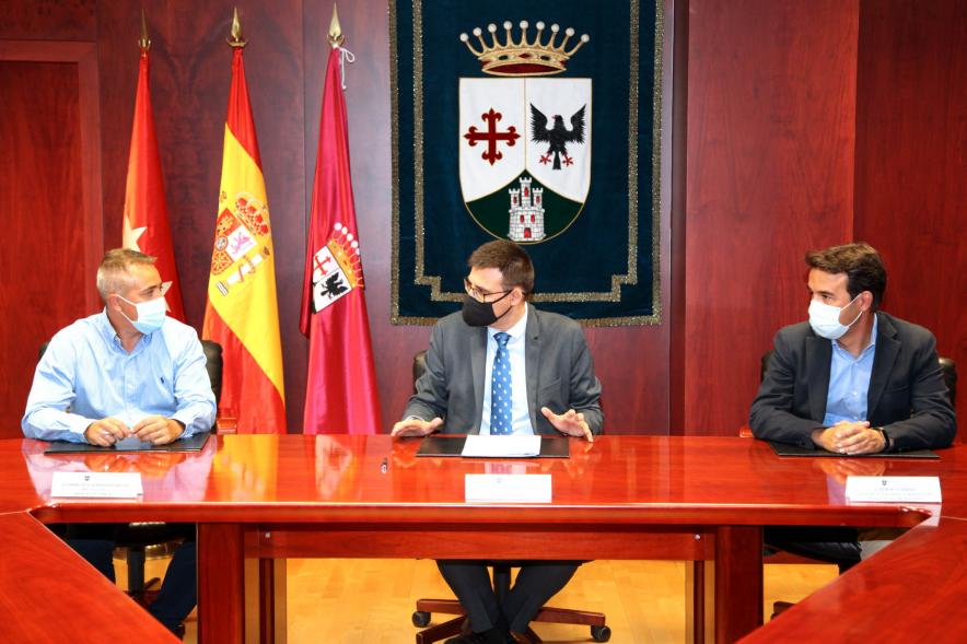 Firmantes charlan durante el encuentro