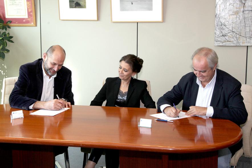 Alberto Angulo y representantes municipales en el momento de la firma