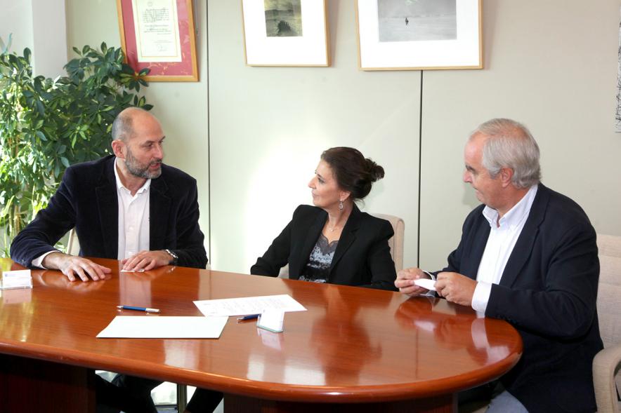 Firmantes charlan durante el encuentro