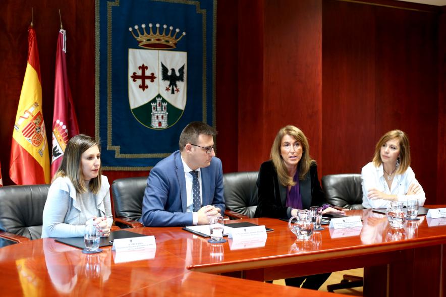 Firmantes charlan durante el encuentro