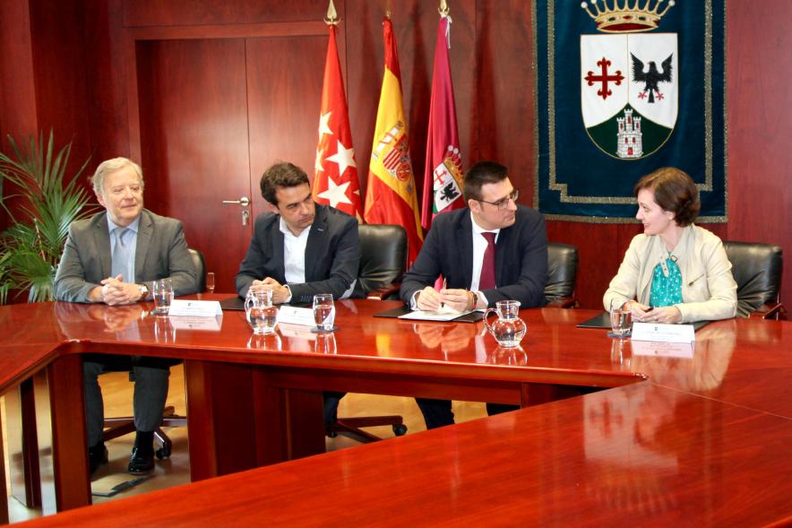 Firmantes charlan durante el encuentro