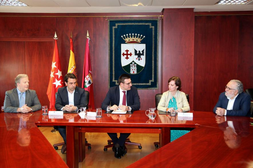 Firmantes charlan durante el encuentro