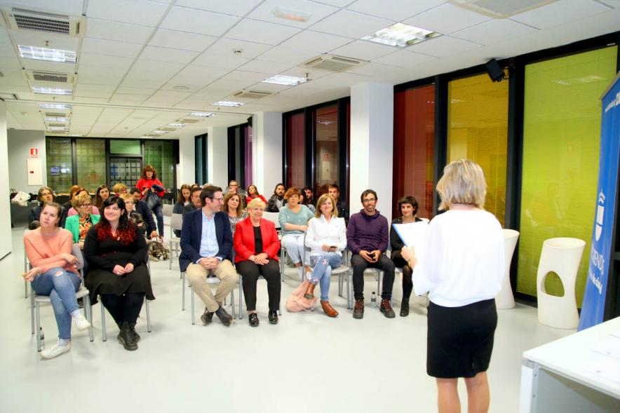 Evento visto desde detrás del presentador