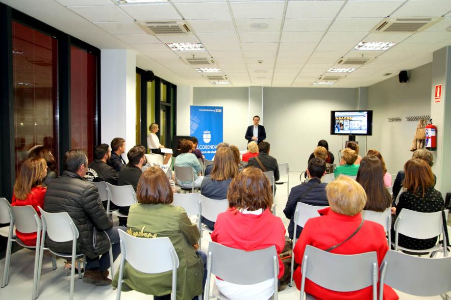 Evento visto desde el fondo de la sala