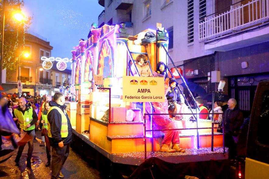 Cabalgata de Reyes 2018 - Imagen de unos niños disfrazados en una carroza.