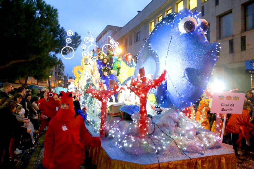 Cabalgata de Reyes 2018 - Imagen de una carroza y de unos participantes en el cabalgata.