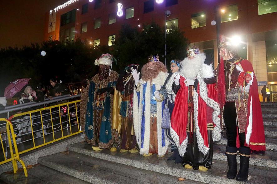 Cabalgata de Reyes 2018 - Imagen de los Reyes Magos con sus pajes saludando a la gente.
