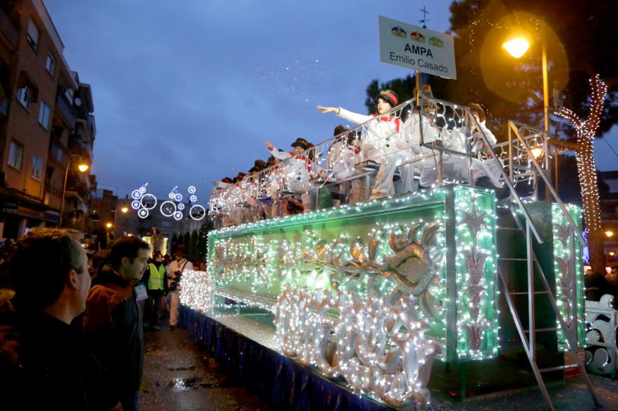 Cabalgata de Reyes 2018 - Imagen de unos niños disfrazados en una carroza.