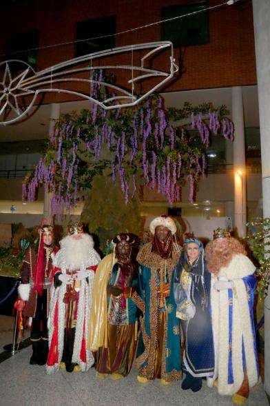 Cabalgata de Reyes 2018 - Imagen de los Reyes Magos con sus pajes saludando a la gente.