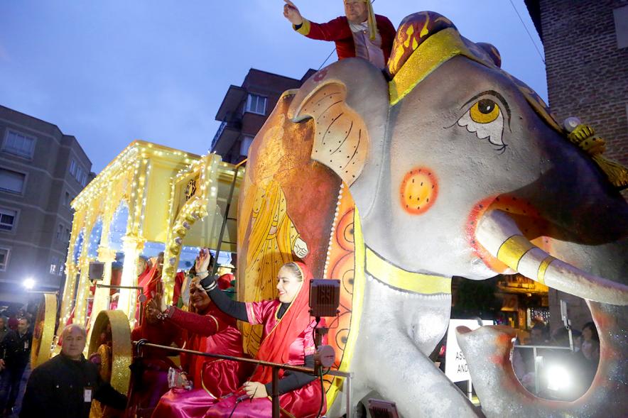 Cabalgata de Reyes 2018 - Imagen de unos niños disfrazados en una carroza.