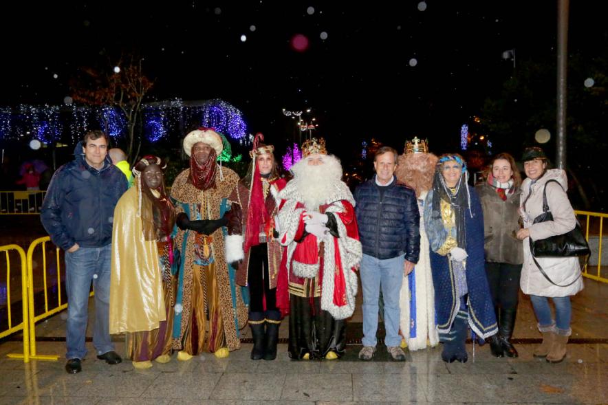 Cabalgata de Reyes 2018 - Imagen de los Reyes Magos con sus pajes posando con el alcalde García de Vinuesa y otras autoridades.