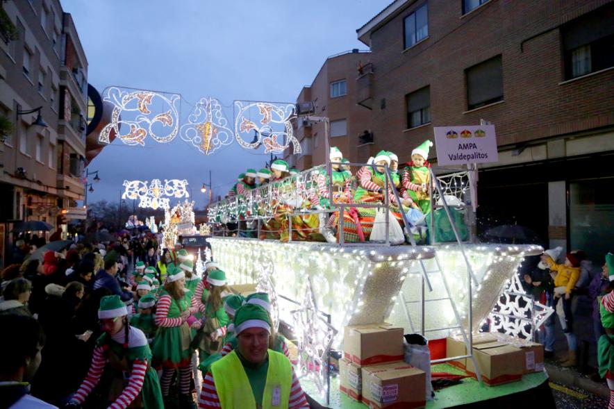 Cabalgata de Reyes 2018 - Imagen de unos niños disfrazados en una carroza.