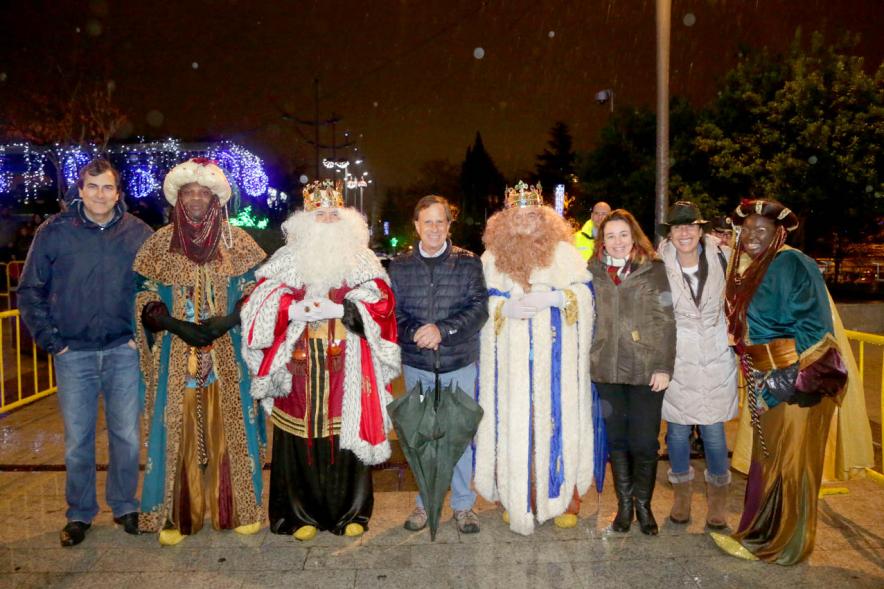 Cabalgata de Reyes 2018 - Imagen de los Reyes Magos posando con el alcalde García de Vinuesa y otras autoridades.