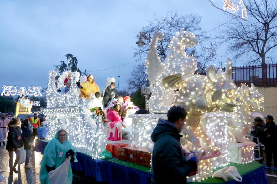 Cabalgata de Reyes 2018 - Imagen de unos niños disfrazados en una carroza.