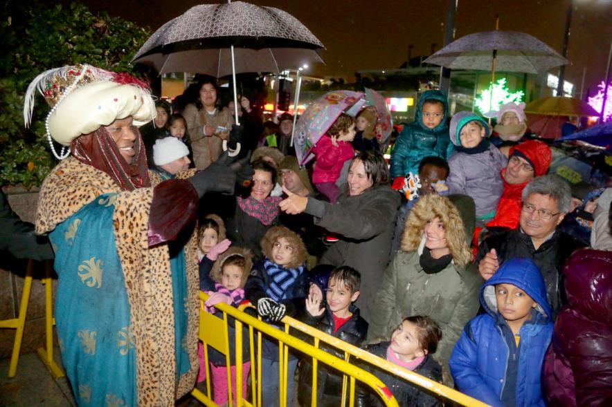 Cabalgata de Reyes 2018 - Imagen del Rey Baltasar saludando a los niños.