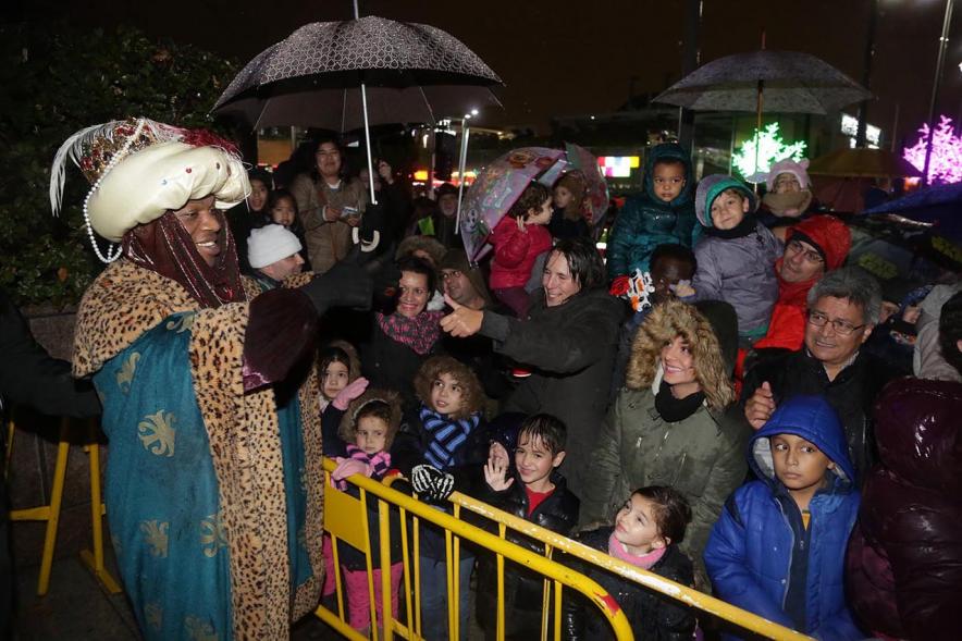 Cabalgata de Reyes 2018 - Imagen del Rey Baltasar saludando a los niños.