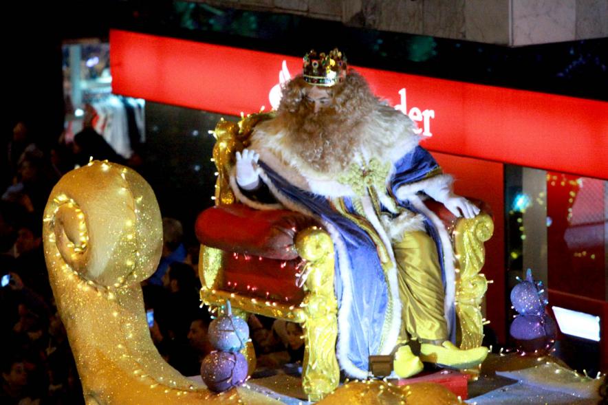 Cabalgata de Reyes 2017 - Imagen del Rey Gaspar y su paje en su carroza.