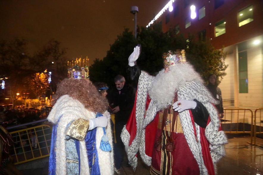 Cabalgata de Reyes 2018 - Imagen del Rey Gaspar y el Rey Melchor saludando a los niños.