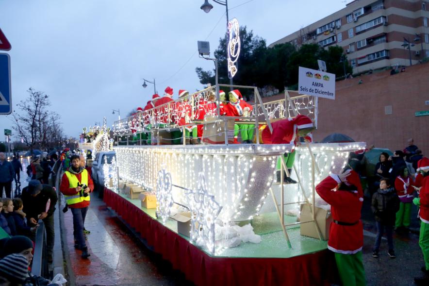 Cabalgata de Reyes 2018 - Imagen de unos niños disfrazados en una carroza.