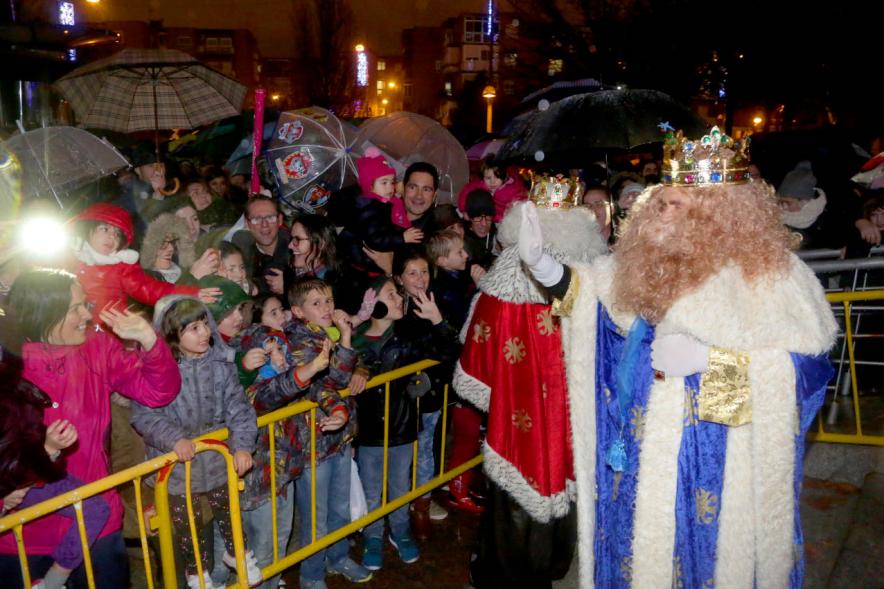 Cabalgata de Reyes 2018 - Imagen del Rey Gaspar saludando a los niños.
