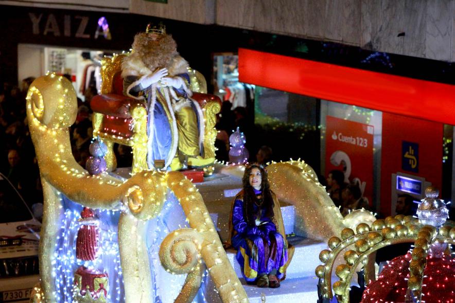 Cabalgata de Reyes 2017 - Imagen del Rey Melchor y su paje en su carroza.