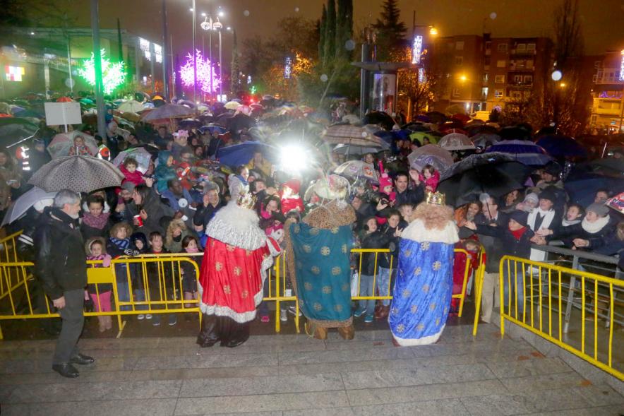 Cabalgata de Reyes 2018 - Imagen de los Reyes Magos de espalda con sus pajes saludando a la gente.